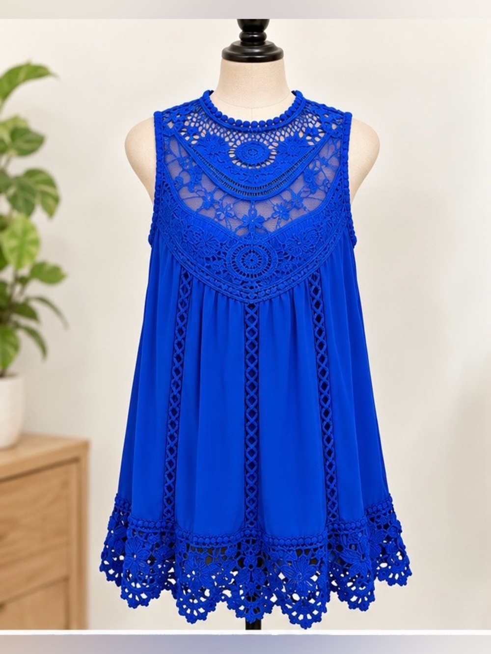 Sleeveless Crochet Lace Yoke Tank Top - Royal Blue